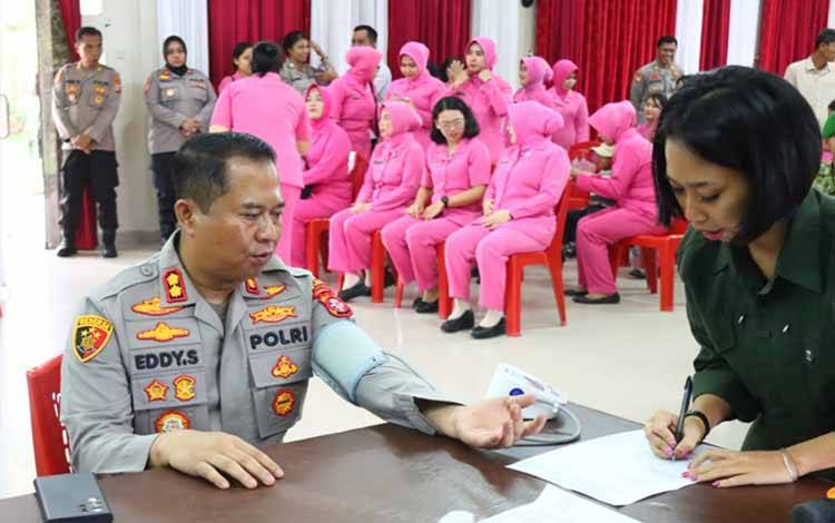Kapolres dan Ketua Bhayangkari Bartim Pimpin Aksi Donor Darah Hari Bhayangkara ke-80