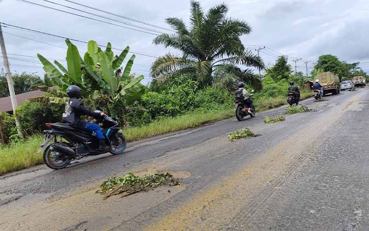 Empat Pengendara Jadi Korban Jalan Licin Akibat Tumpahan Minyak Sawit di Desa Bapeang