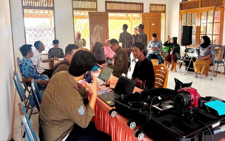 Disdukcapil Jemput Bola Layani Warga di Teweh Timur, Korban Kebakaran Terima Dokumen AK Pengganti