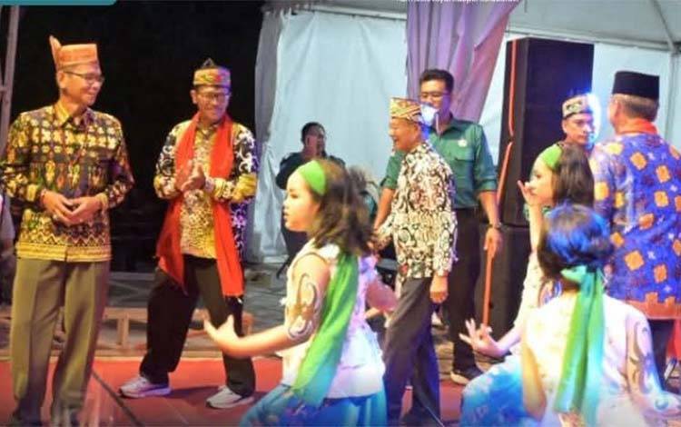 Kolaborasi Warga Warnai Suksesnya HUT ke-21 Menthobi Raya