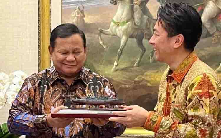 Prabowo Terima Suvenir Kapal Perang Mikasa dari Menhan Jepang