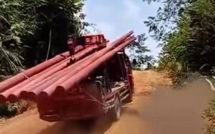 Pemasangan Tiang Listrik di Desa Karang Mas Jadi Harapan Baru Warga