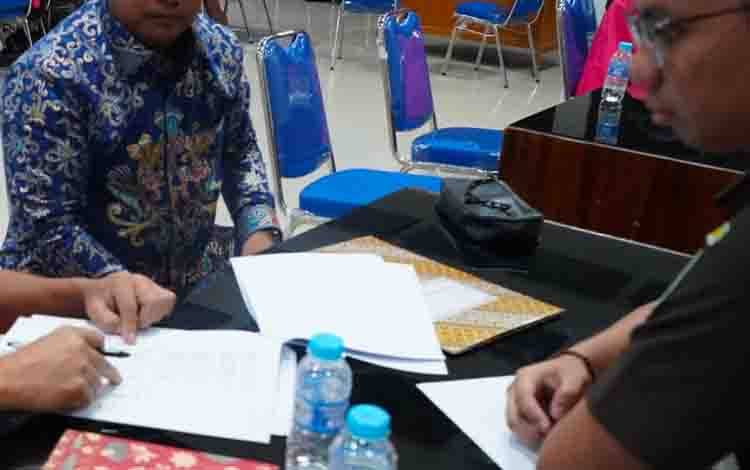 Kejati Kalteng Serahkan Tahap II Perkara Korupsi Penjualan Zircon