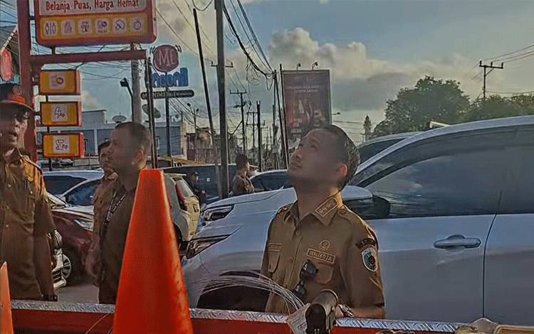 Pemko Palangka Raya Tata Ulang Kabel dan Tiang Provider di Jalan G Obos