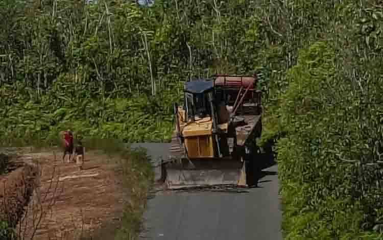 Pemilik Alat Berat Siap Perbaiki Aspal Rusak di Mentaya Hulu, Camat Beri Tenggat Sepekan