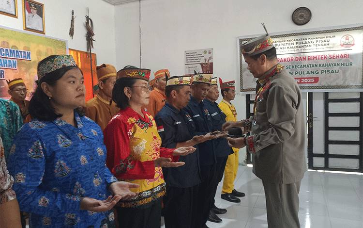 33 Mantir Adat Kahayan Hilir Dikukuhkan, Siap Bantu Damang Jaga Adat dan Selesaikan Sengketa