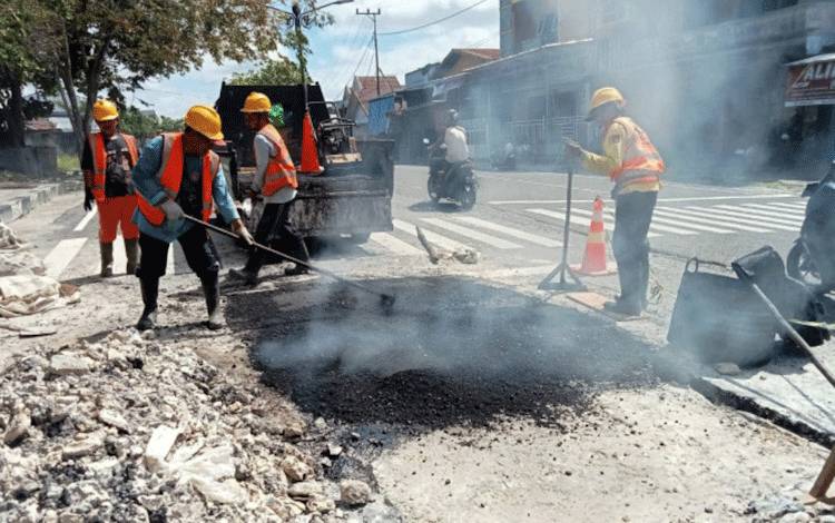 PUPR Kobar Tambal Lubang di Jalan Hasanudin Demi Keselamatan Pengendara