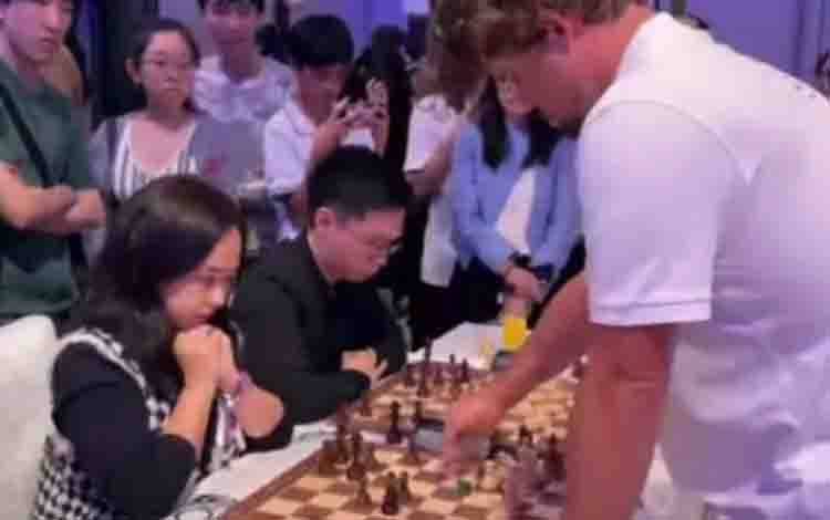 Pecatur Indonesia Chelsie Monica Kalahkan Magnus Carlsen