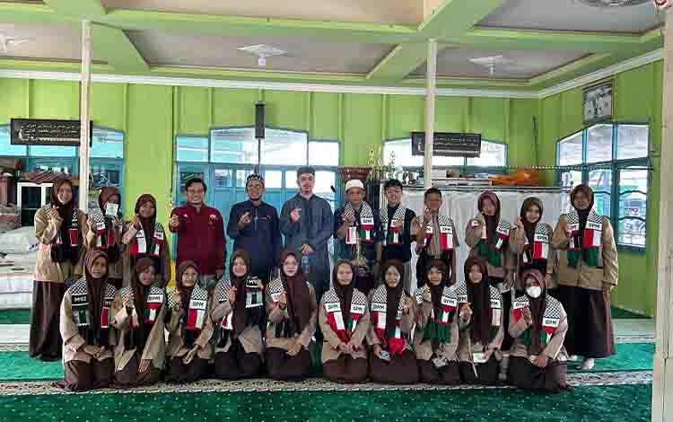 Pemuda Asal Gaza Berbagi Kisah di MAN Kapuas, Siswa Ikut Salurkan Donasi untuk Palestina