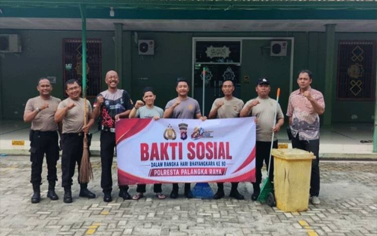 Polsek Pahandut Gelar Bakti Sosial di Masjid Aqidah