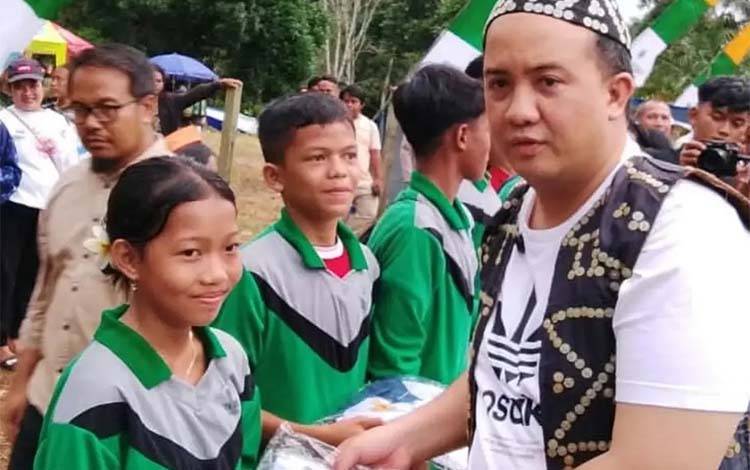 Seragam Gratis di Lamandau Bantu Siswa Baru Mulai Sekolah Lebih Percaya Diri