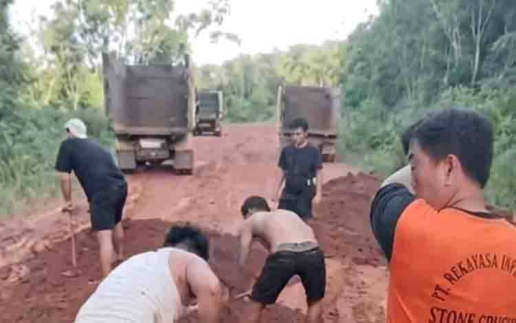Camat Mentaya Hulu Bentuk Asosiasi Libatkan Sopir dan Masyarakat Jaga Infrastruktur Jalan