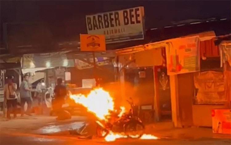 Sebuah Sepeda Motor Terbakar di Palangka Raya usai Isi BBM Eceran