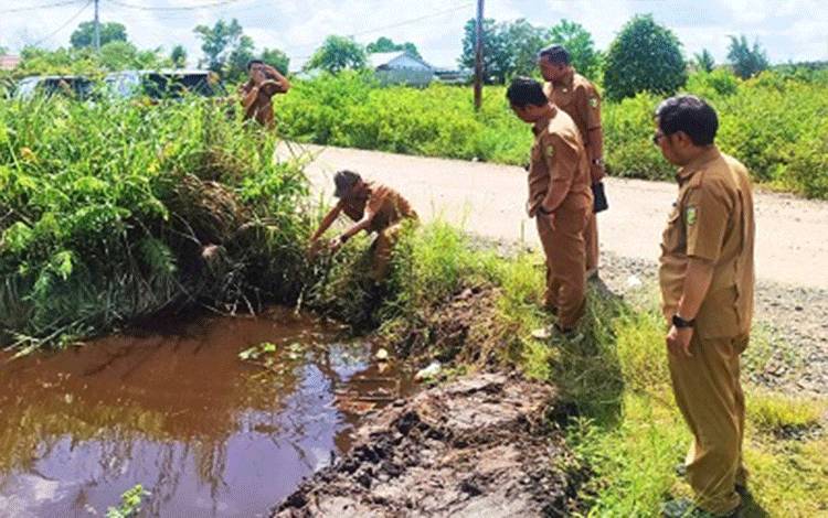 Plt Kadis PUPR Palangka Raya Cek Kondisi Saluran Air di Jalan Kecipir
