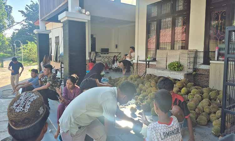 Panen Raya Durian, Bupati Lamandau Promosikan Buah Lokal kepada Masyarakat