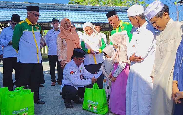 100 Anak Yatim dan Penyandang Disabilitas di Kapuas Terima Bantuan Muharram