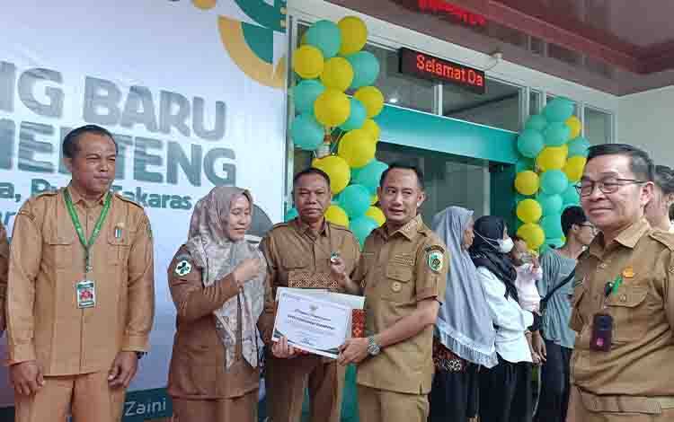 Wali Kota Palangka Raya Serahkan Penghargaan untuk UPTD Puskesmas