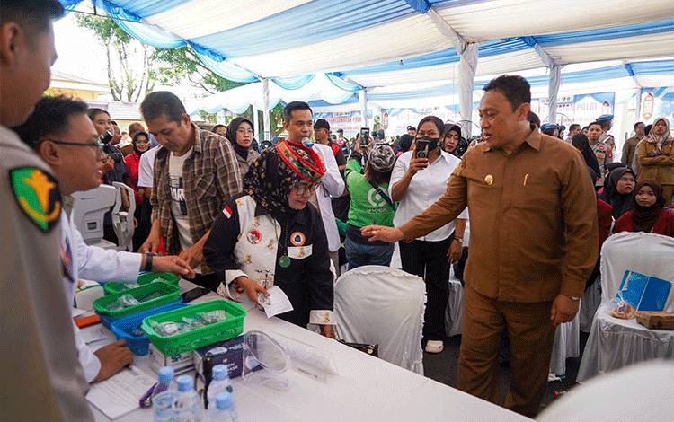 Edy Pratowo Tinjau Pemeriksaan Kesehatan Gratis di Graha Bhayangkara