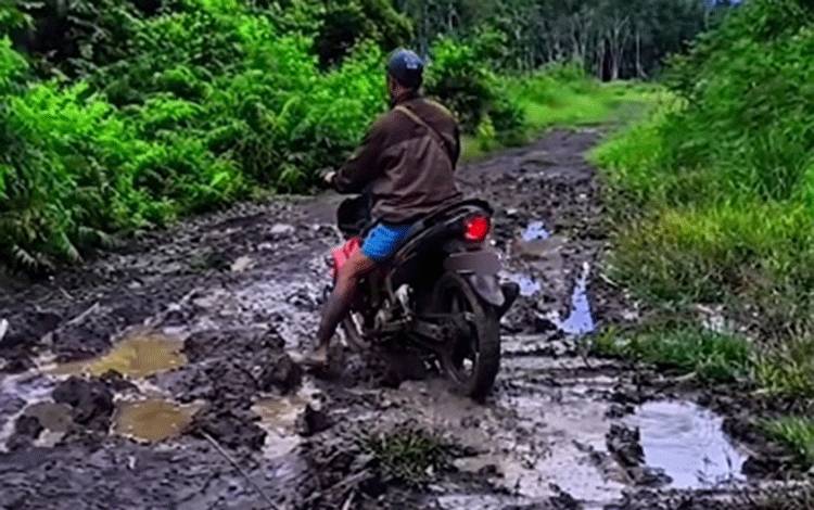 Viral Jalan di Desa Soren Rusak Parah, Pemkab Kotim Turunkan Tim Cek Lapangan