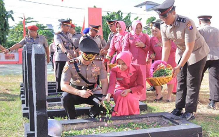 Kapolres Seruyan Pimpin Ziarah dan Tabur Bunga di TMP Pasir Kencana Sambut HUT Bhayangkara ke-80