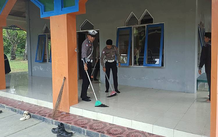 Satlantas Polres Seruyan Gelar Bakti Sosial di Musala Hajah Amiri Sambut HUT Bhayangkara ke-80