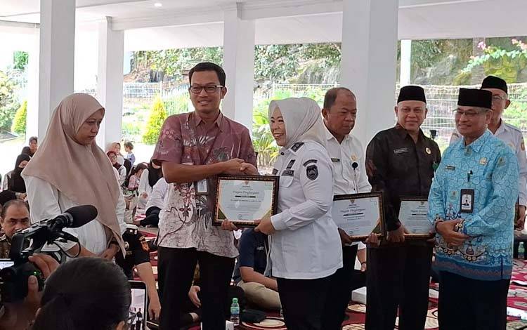 PT Sawit Sumbermas Sarana Tbk Raih Penghargaan Mitra Kolaborasi BAZNAS Kobar