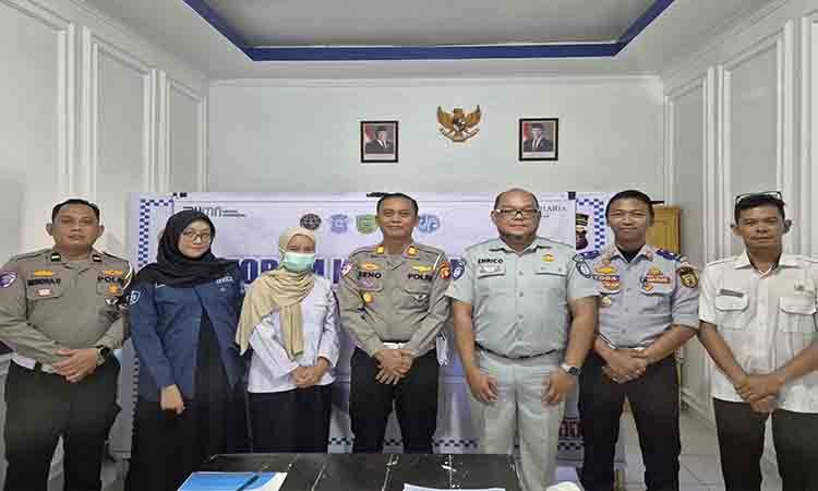 Satlantas Pulang Pisau Gandeng Instansi Pasang Spanduk Peringatan di Titik Rawan Kecelakaan