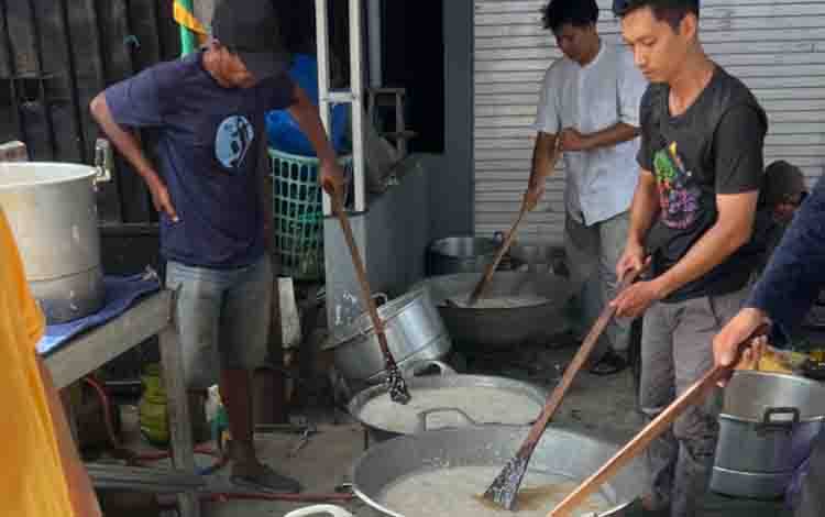 10 Muharram, Warga RT 11 Selat Tengah Kapuas Siapkan 2.000 Porsi Bubur Asyura untuk Dibagikan Gratis