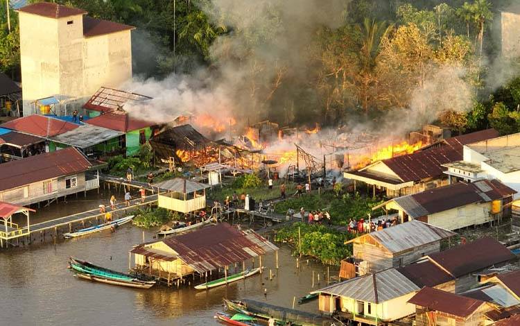 Kebakaran Hanguskan 4 Rumah di Desa Kampung Melayu Katingan