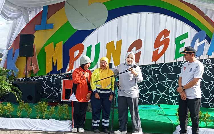 Bupati Kobar Beri Hadiah Umroh untuk Petugas Kebersihan
