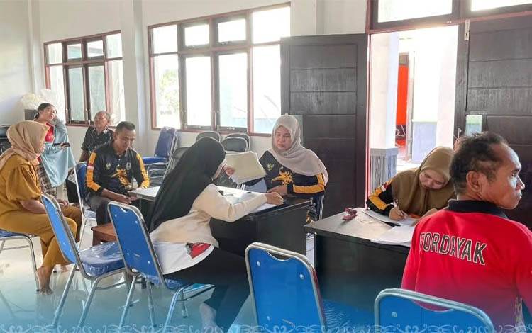 Warga Batu Ampar Antusias Manfaatkan Layanan Jemput Bola Disdukcapil Seruyan