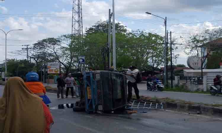 Mobil Pikap Terbalik di Banjarmasin, Ceceran Oli Penuhi Badan Jalan