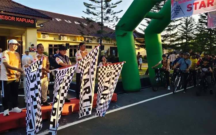 Ribuan Warga Ikuti Jalan Sehat dan Fun Bike Semarak Hari Bhayangkara ke-80 di Kapuas