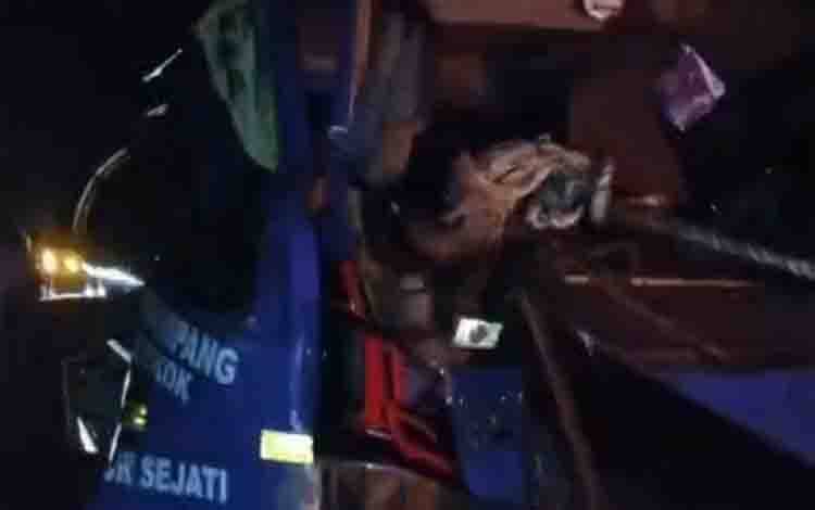 Truk Tangki Ringsek di Jalan Trans Kalimantan Basarang, Sopir Sempat Terjepit Kabin
