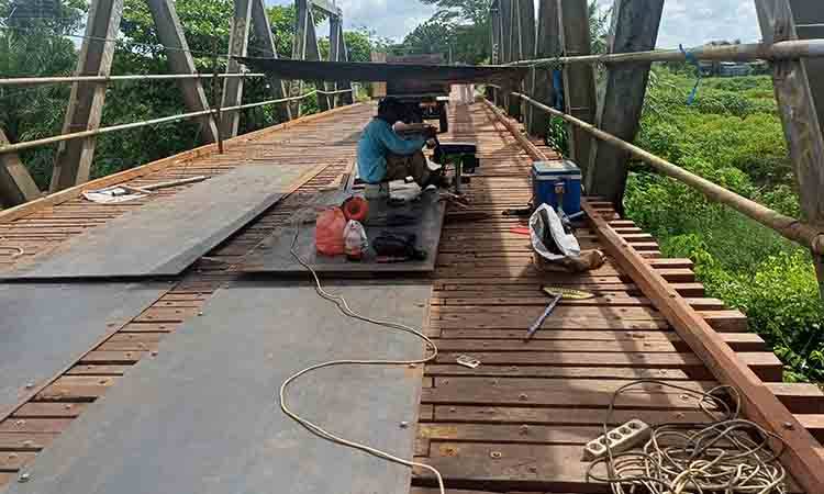Portal Dibuang Oknum, Pemkab Kotim Pastikan Jembatan Patah Jalan Kapten Mulyono Sampit Masih Ditutup untuk Kendaraan