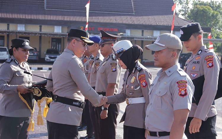28 Personel Polres Seruyan Terima Kenaikan Pangkat