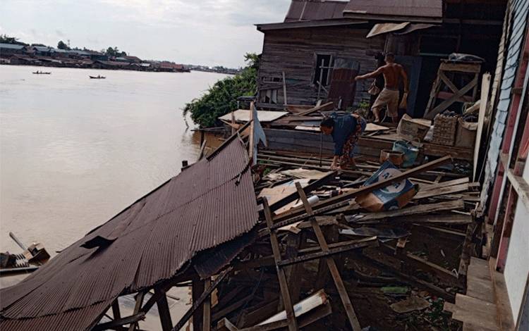 Ablasi Rusak Jembatan dan Dua Rumah di Langkai Palangka Raya, Warga Harapkan Segera Direlokasi