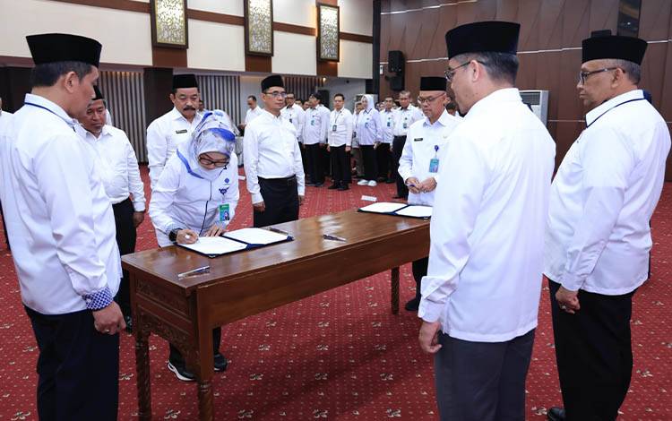 Menaker Lantik Pejabat Kemnaker, Tekankan Penguatan Layanan Ketenagakerjaan