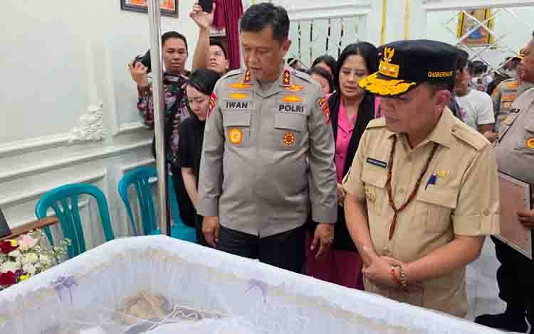 Kapolda bersama Gubernur Kalteng Melayat ke Kediaman Aiptu Yudhi Perdana Putra