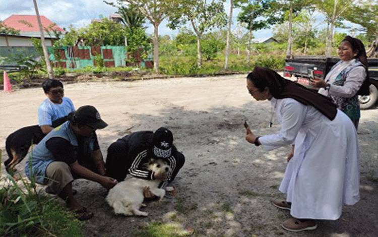 Vaksinasi Rabies Gratis di Catholic Center Palangka Raya, 100 Hewan Kesayangan Dilayani