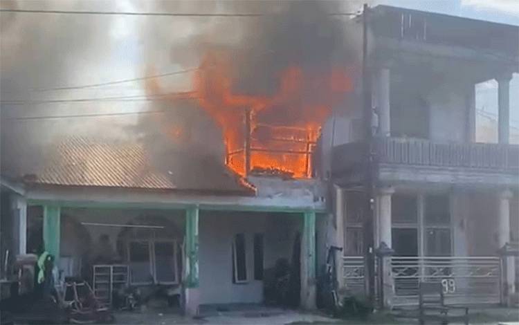 Sebuah Rumah terbakar di Jalan Manyar Palangka Raya