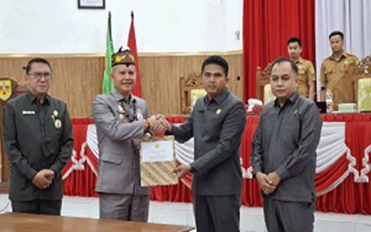 DPRD Gunung Mas Bersama Bupati Setuju 3 Raperda Ini Penjadi Perda