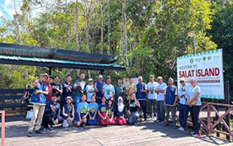 Pekebun Swadaya Binaan SSMS Belajar Konservasi Orangutan di Pulau Salat