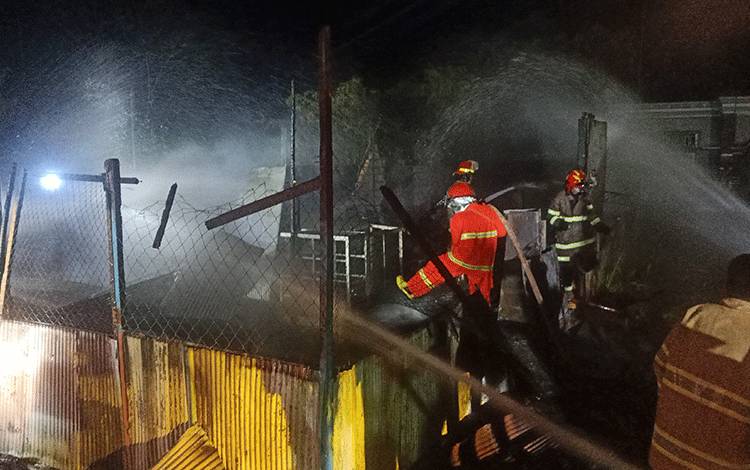 Bangunan Hangus Terbakar di Mataraman, Pemadaman Sempat Terkendala Minimnya Sumber Air