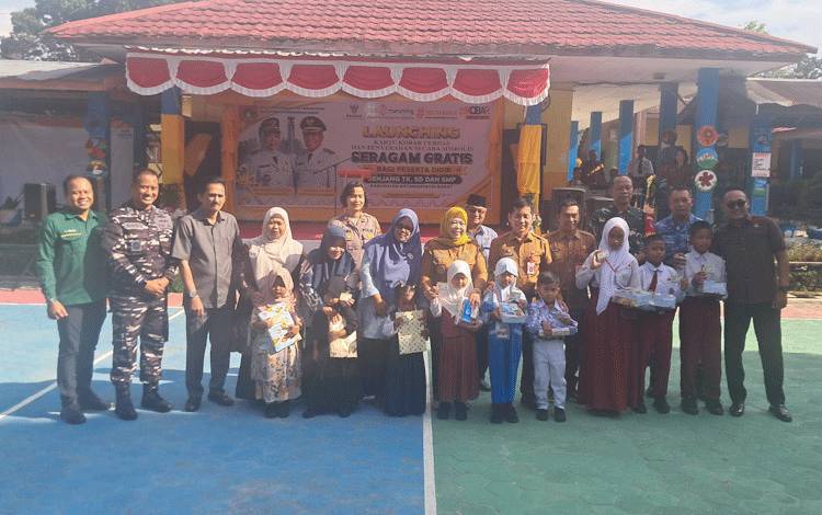 Bupati Kobar Serahkan Simbolis Seragam Gratis untuk Peserta Didik Baru