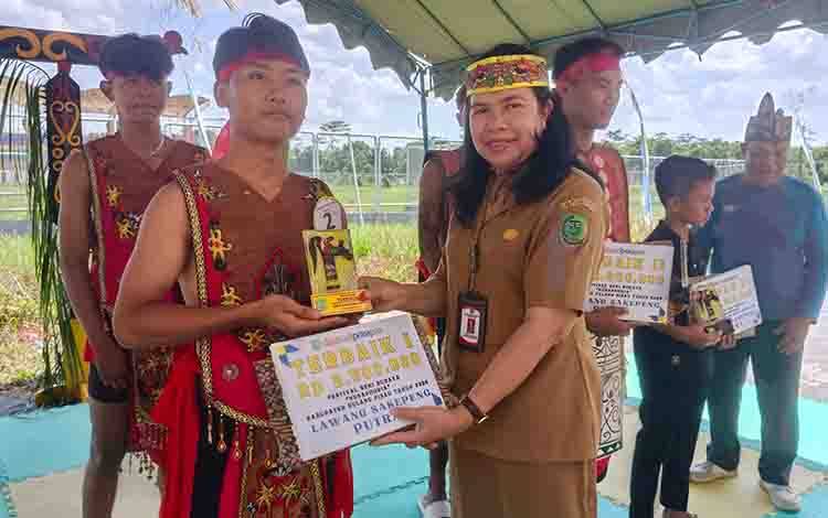 Lomba Lawang Sakepeng Meriahkan HUT Pulang Pisau