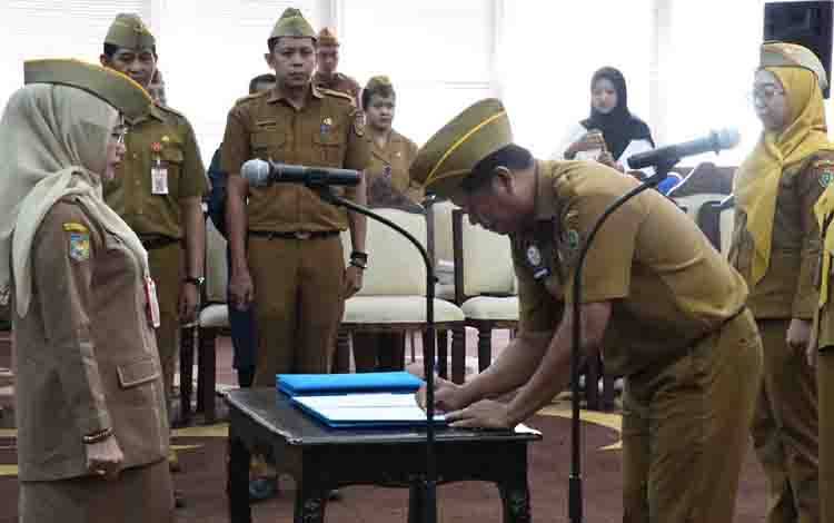Asisten Administrasi Umum Kalteng Lantik Delapan Pejabat Fungsional