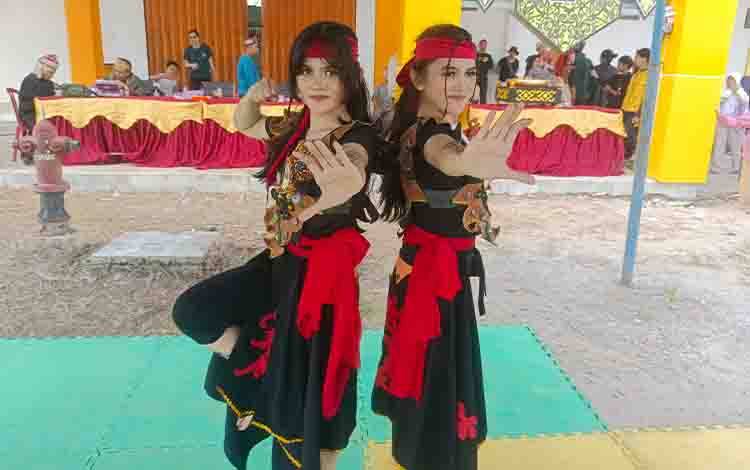 Juara Lawang Sakepeng, Saudari Kembar Asal Gohong Ajak Anak Muda Lestarikan Budaya Dayak