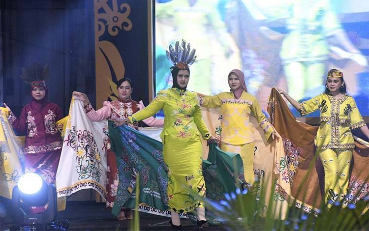 Dekranasda Pulang Pisau Gaungkan Pelestarian Benang Bintik Lewat Peragaan Busana Modern