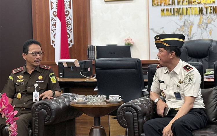Kakanwil Ditjenpas Kalteng Hensah saat melakukan kunjungan kerja ke Kejati Kalteng (Foto : IST)